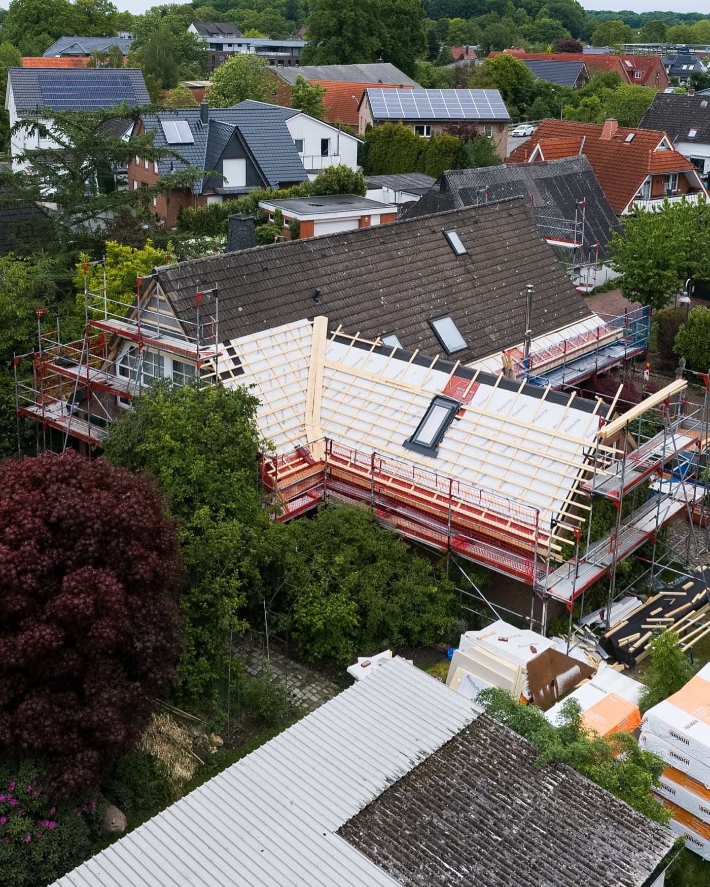 Baustelle mit Gerüst aus der Luft