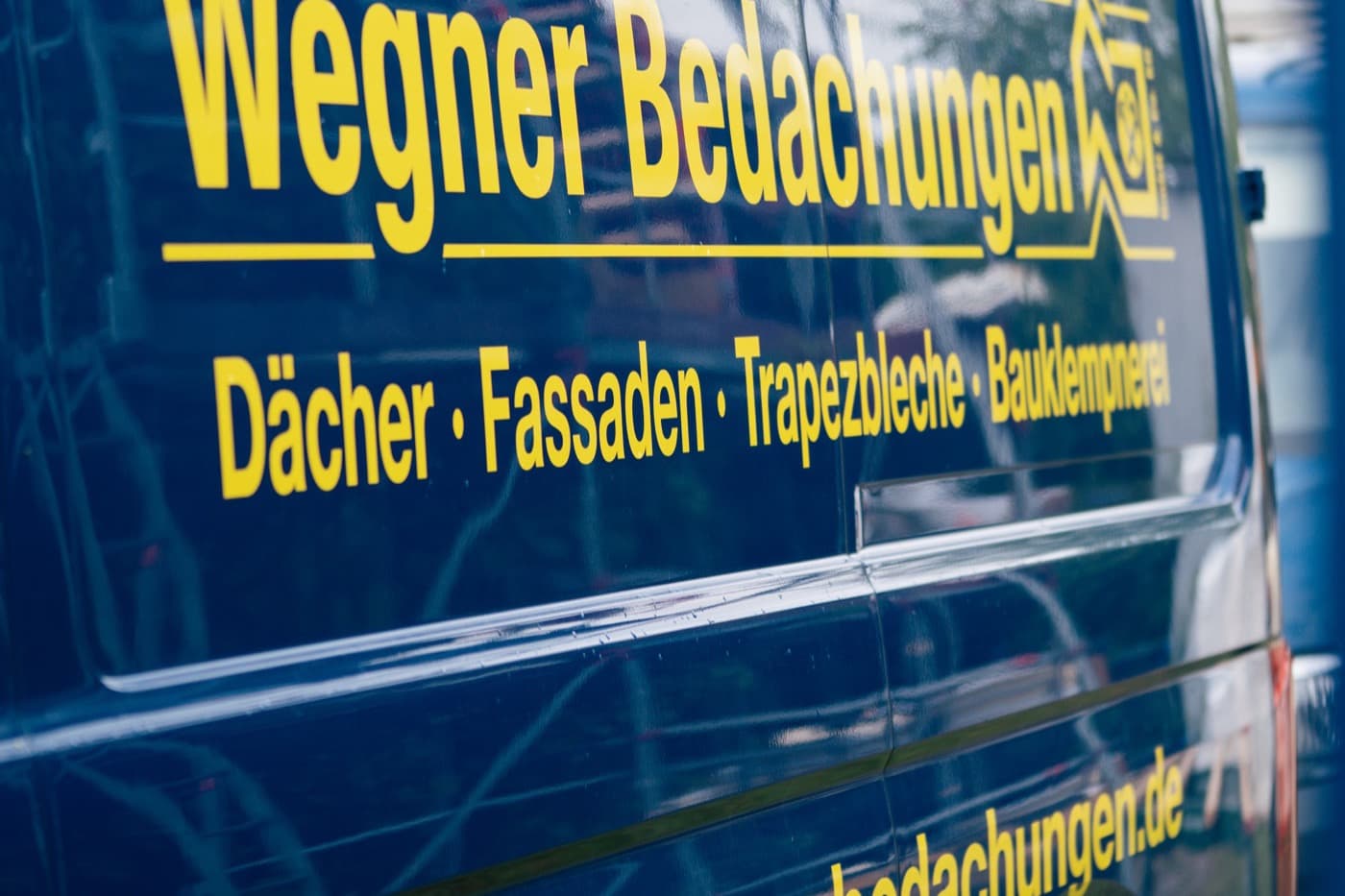 Firmenwagen von Wegner Bedachungen mit Wortmarke