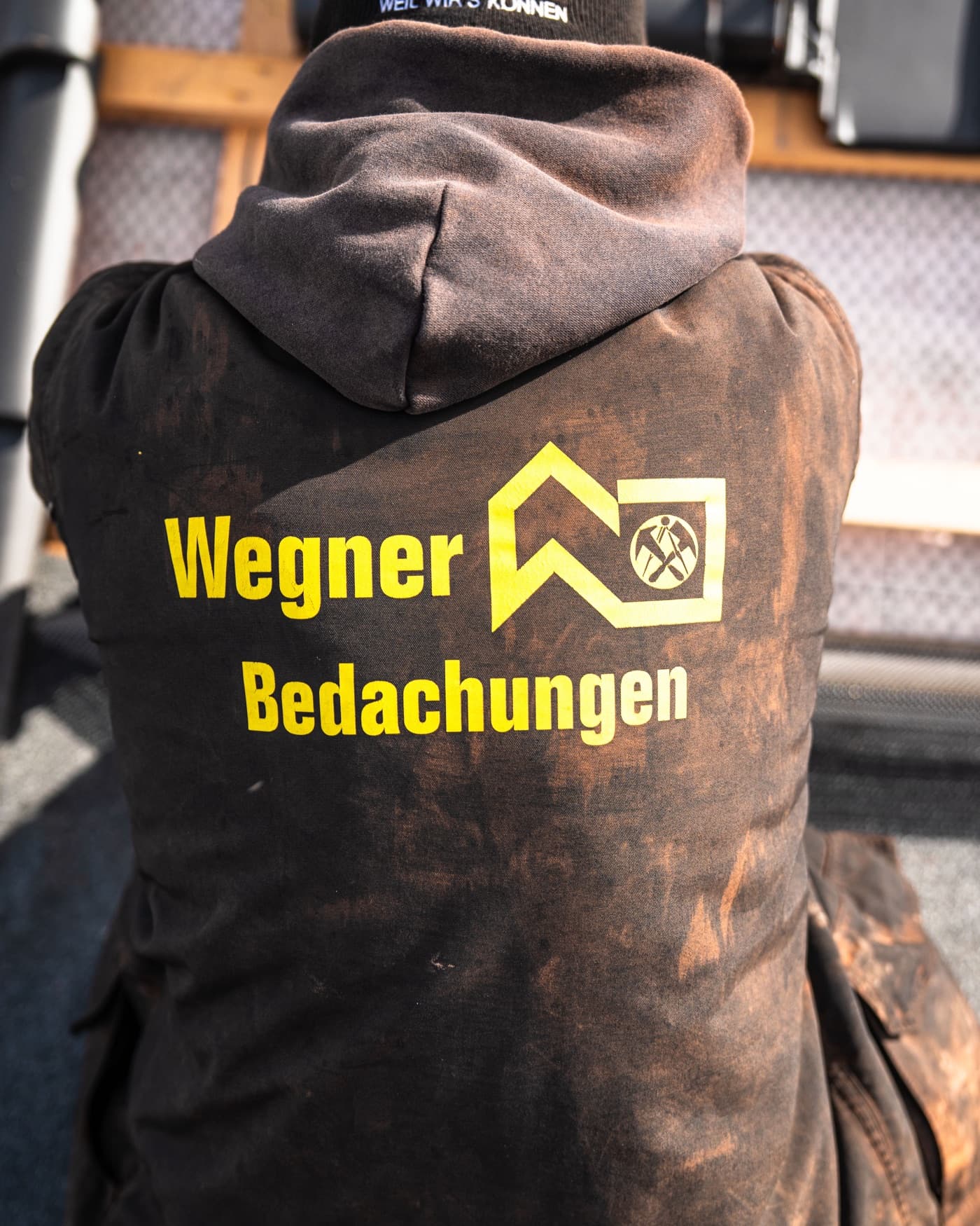 Arbeitskleidung mit der Wortmarke Wegner Bedachungen