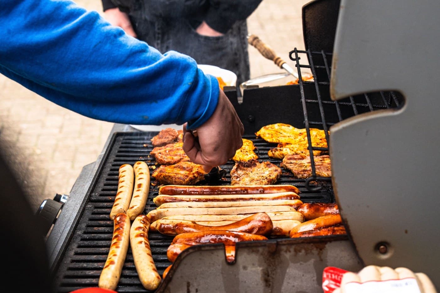 Mitarbeiter von Wegner Bedachungen beim gemeinsamen Grillen